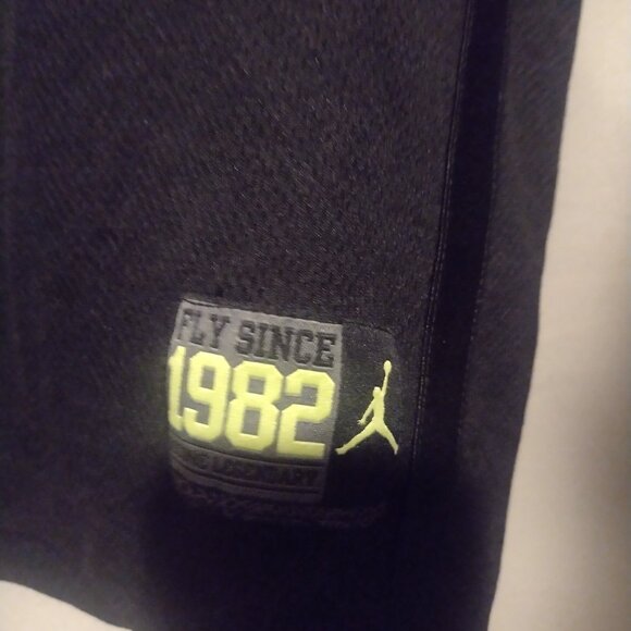 Nike Air Jordan Black and yellow youth 8-10 basketball jersey - Picture 2 of 6